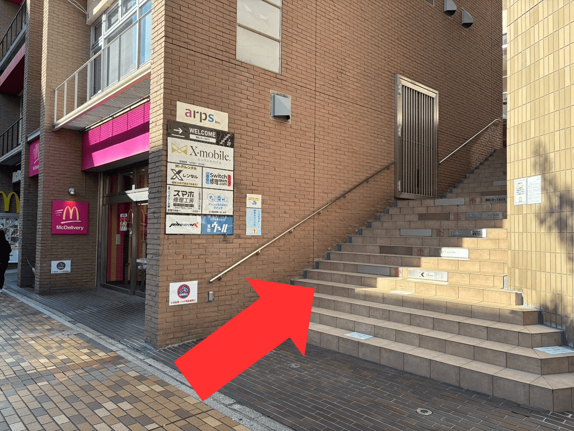 { マクドナルドの手前に外階段がございますので階段を登り右手に入り口がございます。 }